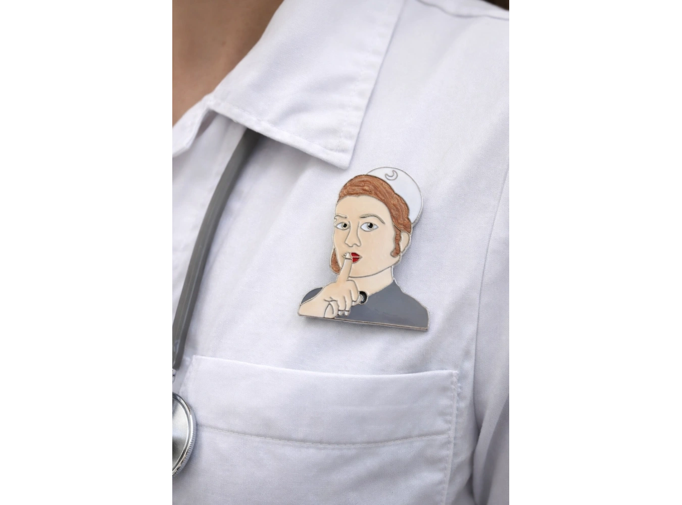 Karışık Renk Hemşire Figürlü Broş