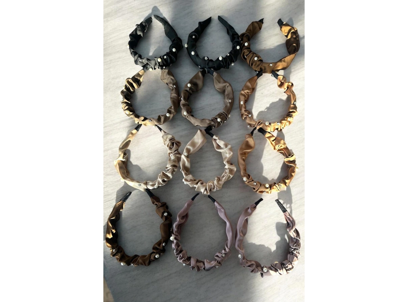 Karışık Renk İnci Ve Taş Detaylı Büzgülü Taç