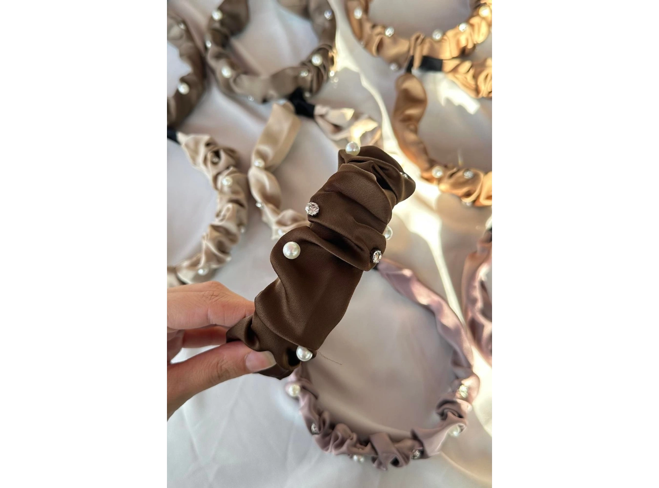 Karışık Renk İnci Ve Taş Detaylı Büzgülü Taç