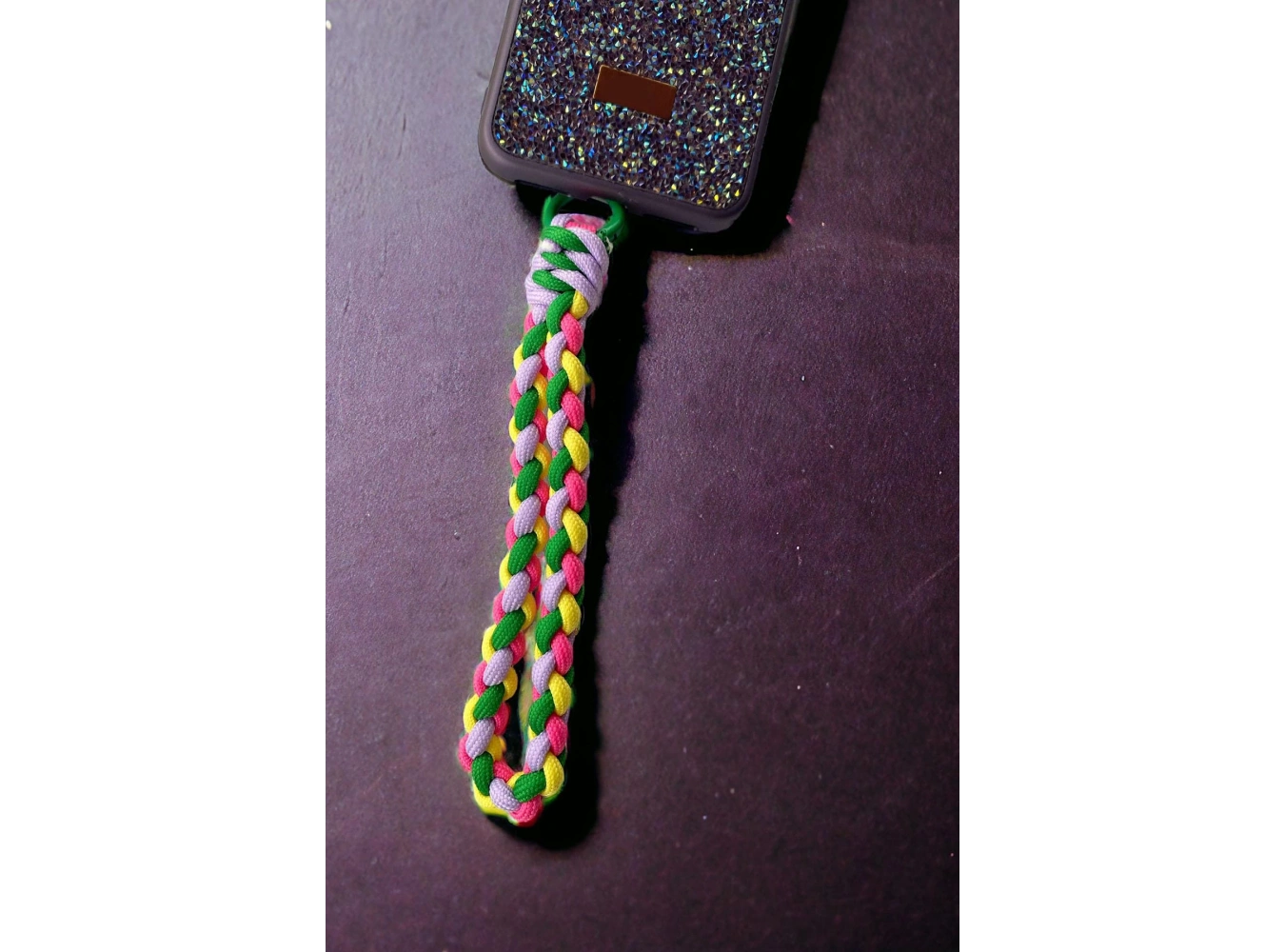 Karışık Renk İp Detaylı Telefon Aksesuarı