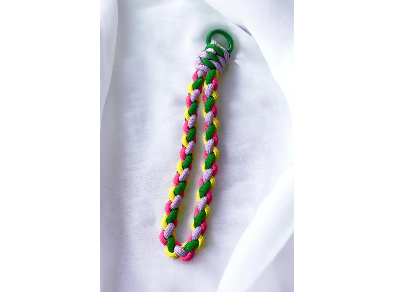 Karışık Renk İp Detaylı Telefon Aksesuarı