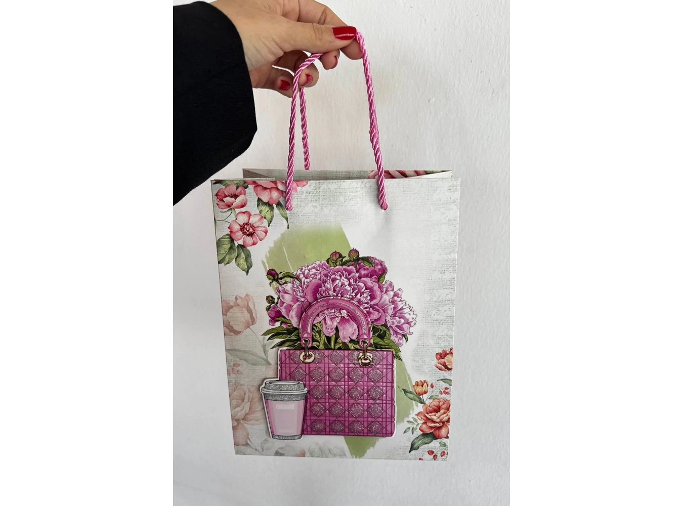 Karışık Renk Karışık Figürlü 3D Görünümlü Karton Çanta