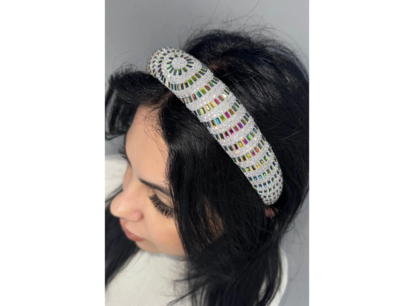 Karışık Renk Kristal Taş Detaylı Taç