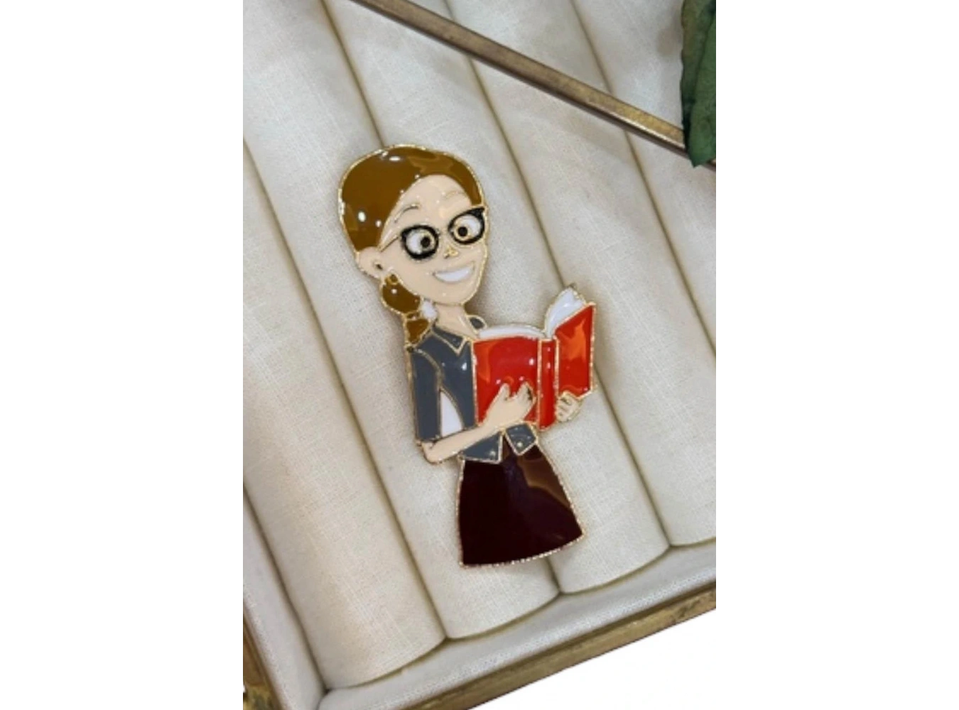 Karışık Renk Öğretmen Figürlü Broş