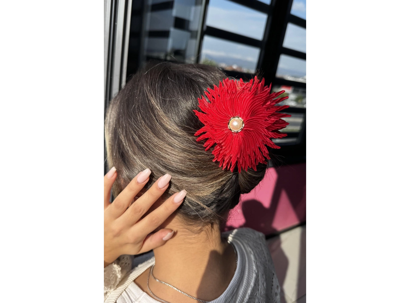 Kırmızı Renk Çiçek Figürlü İnci Detaylı Mandal Toka