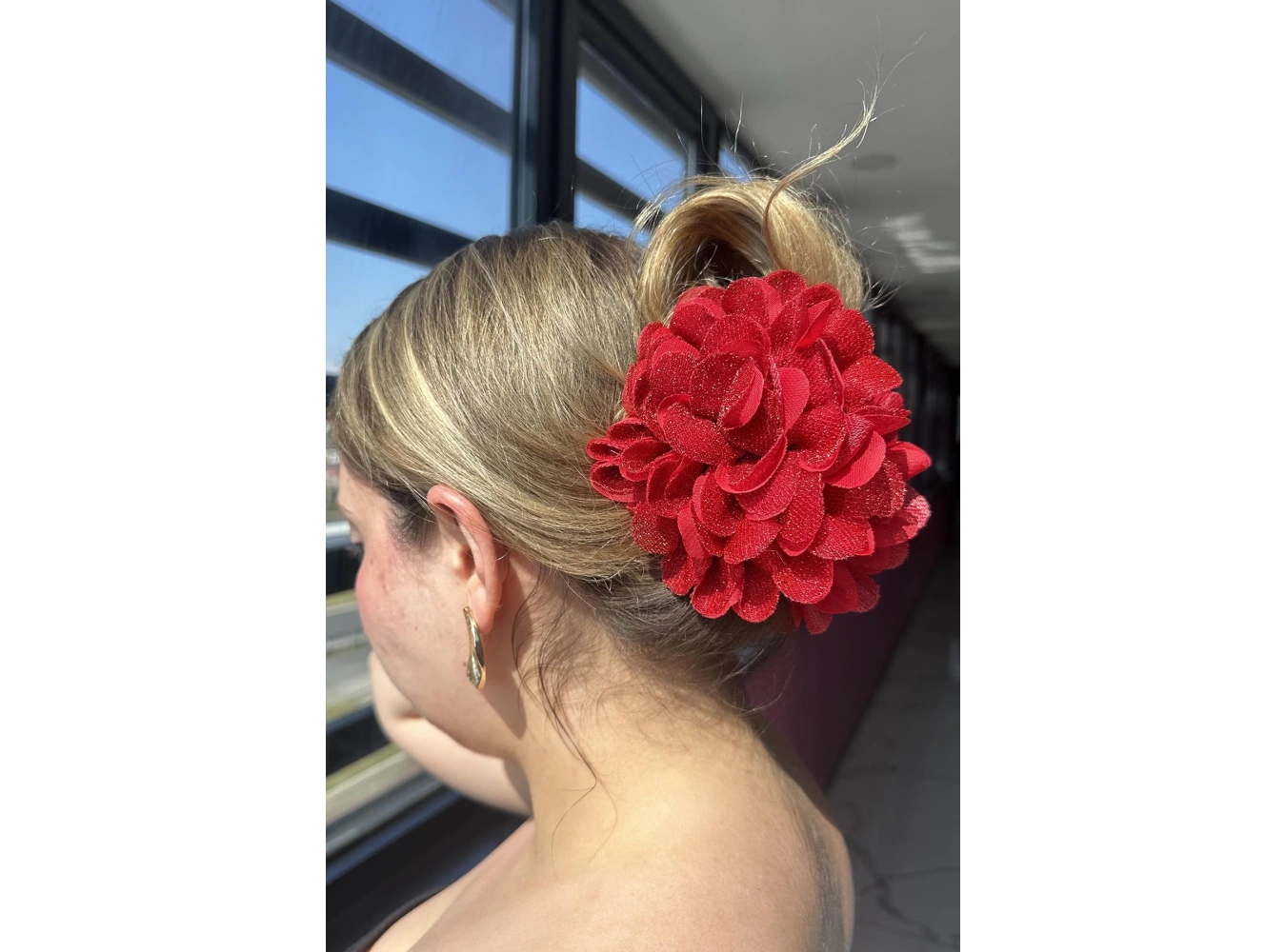 Kırmızı Renk Çiçek Figürlü Sim Detaylı Mandal Toka