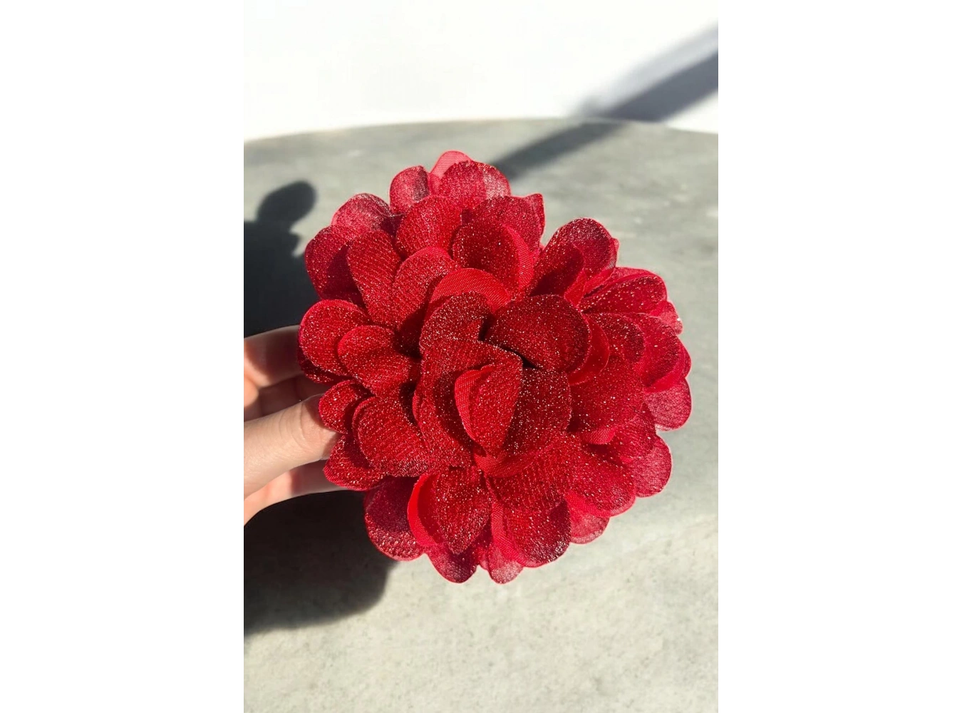 Kırmızı Renk Çiçek Figürlü Sim Detaylı Mandal Toka