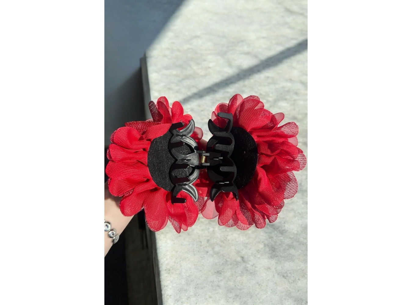 Kırmızı Renk Çiçek Figürlü Sim Detaylı Mandal Toka