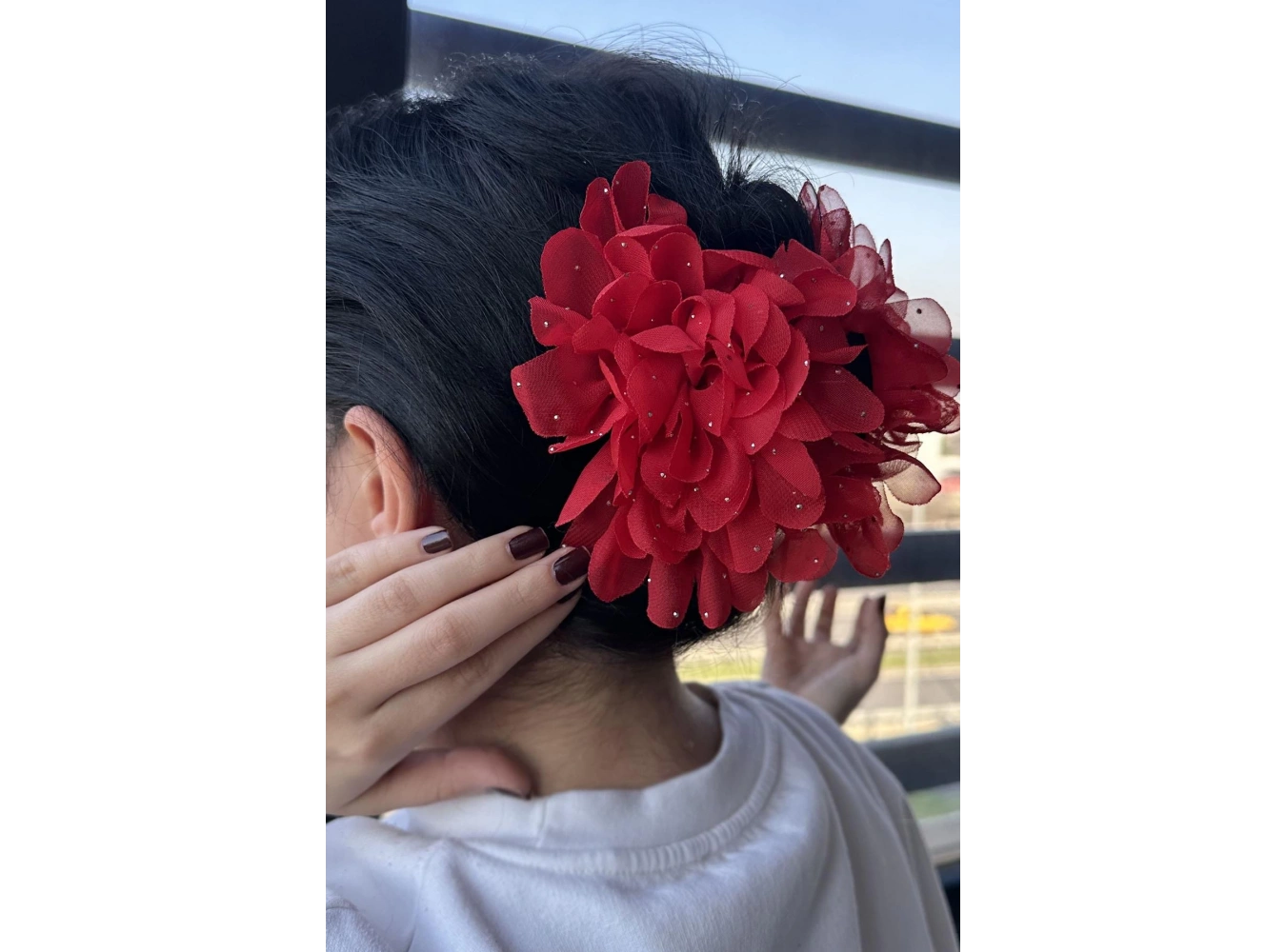 Kırmızı Renk Çiçek Figürlü Taş Detaylı Mandal Toka