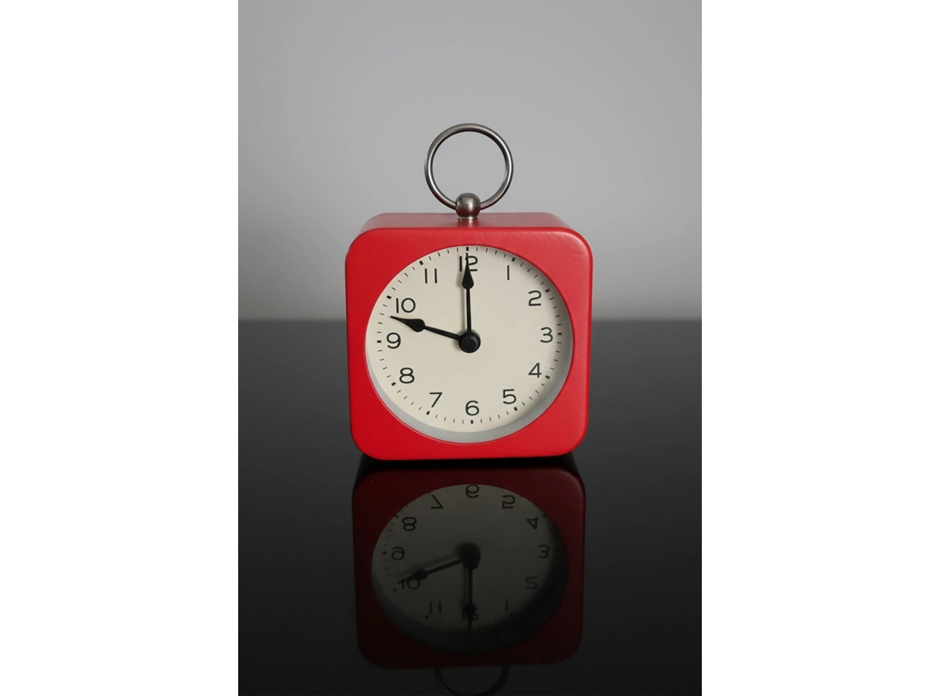 Kırmızı Renk Dekoratif Işıklı Alarmlı Masa Saati