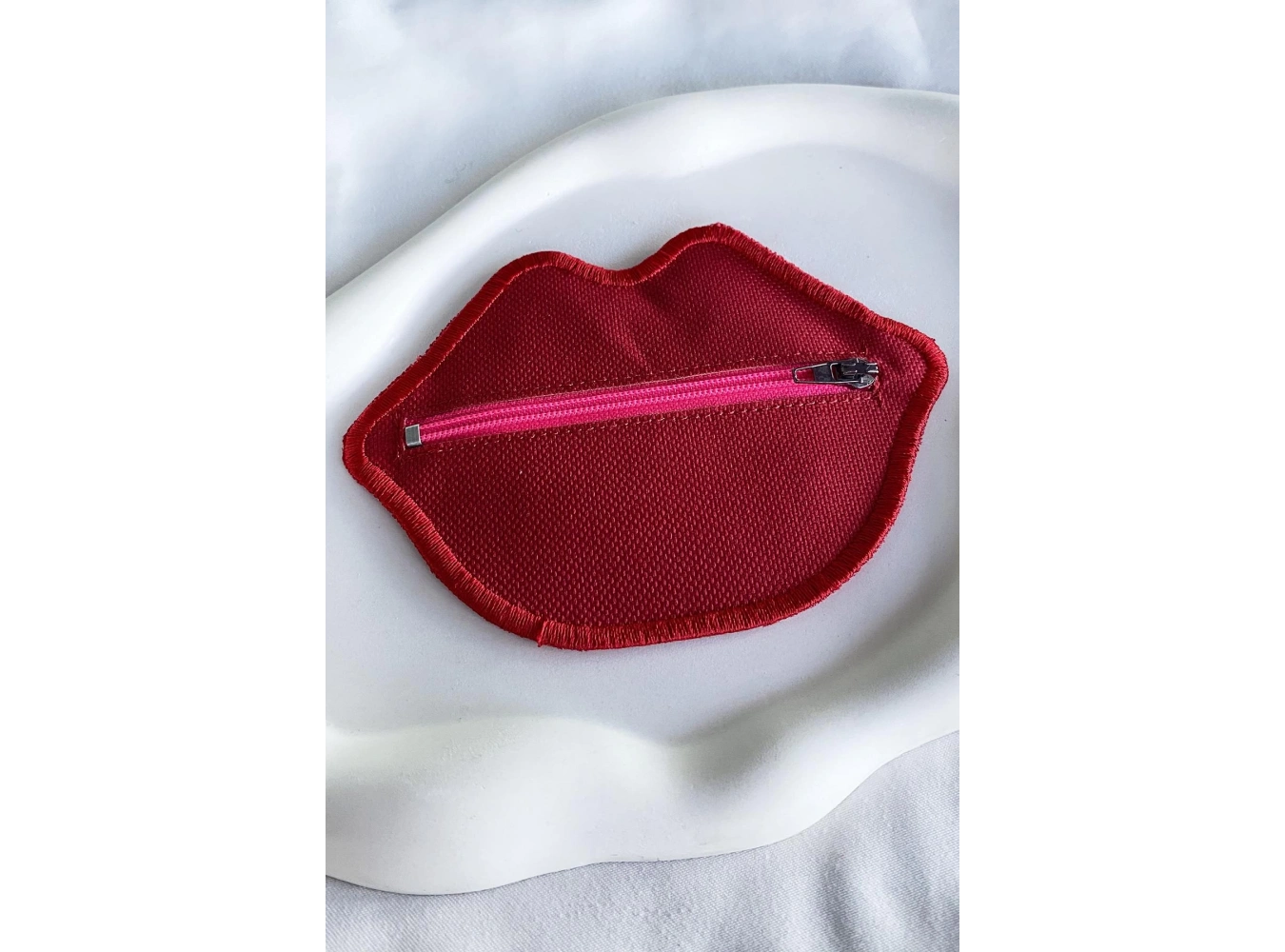 Kırmızı Renk Dudak Detaylı Kadın Cüzdan