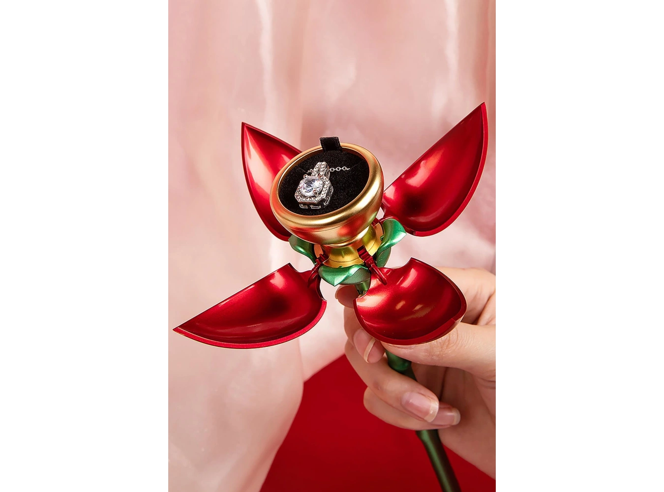 Kırmızı Renk Gül Figürlü Yüzük Kutusu