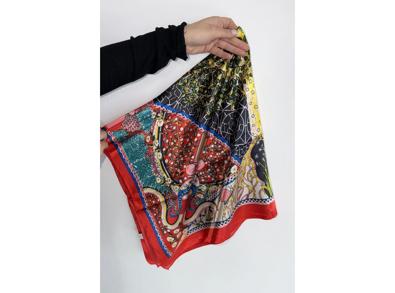 Kırmızı Renk Karışık Desenli Saten Şal/Fular