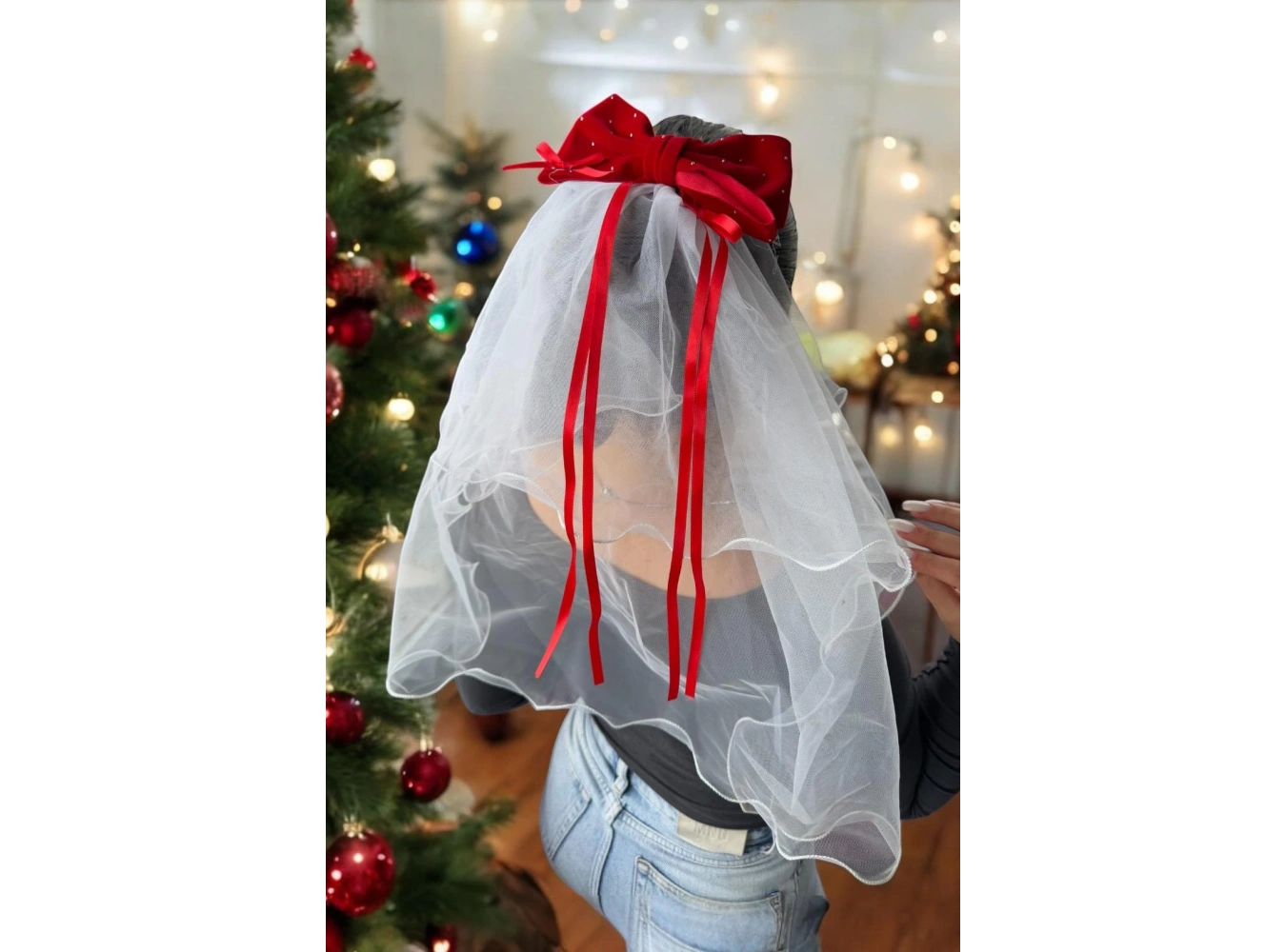 Kırmızı Renk Kurdele Figürlü Duvak Detaylı Pens Toka