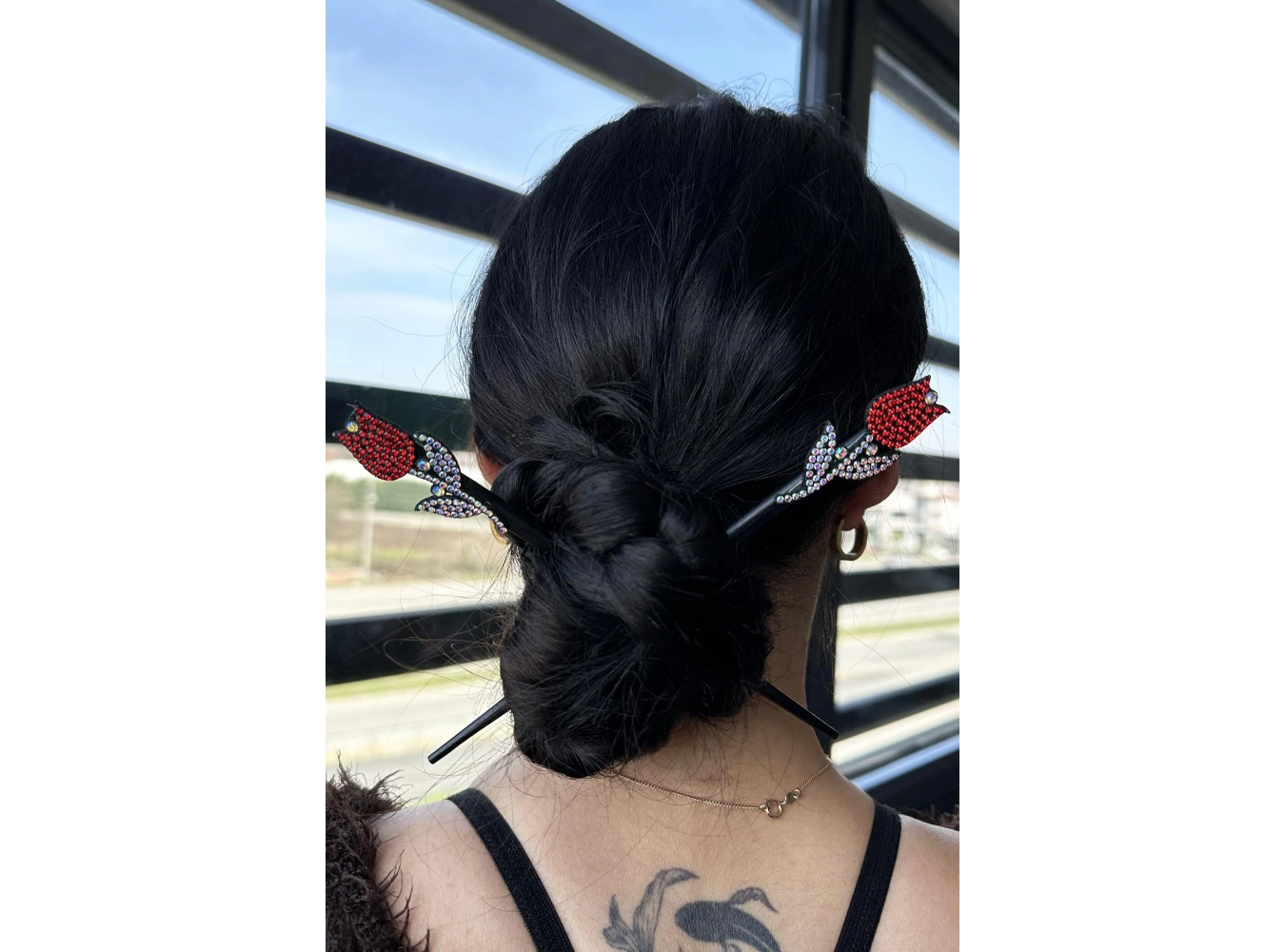 Kırmızı Renk Lale Figürlü Taş Detaylı Topuz Tokası/ Kalemi