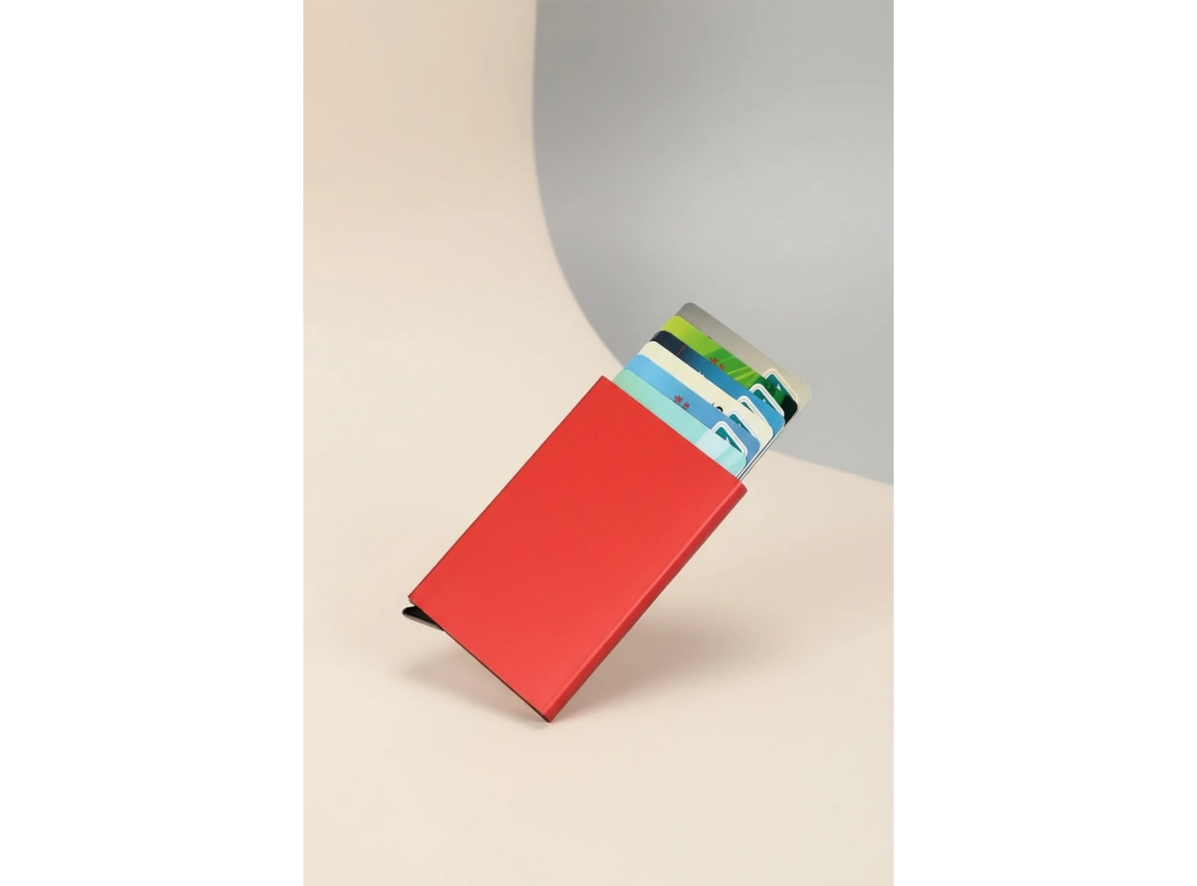 Kırmızı Renk Metal Kartlık