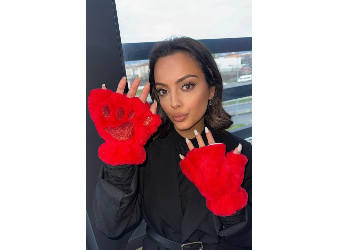 Kırmızı Renk Pati Figürlü Peluş Eldiven