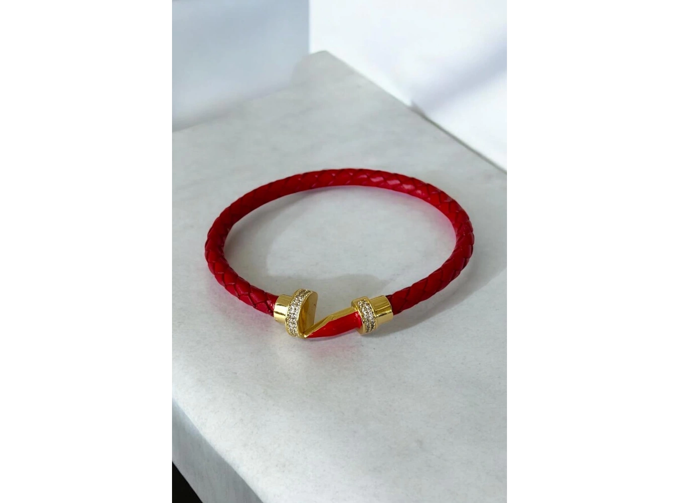 Kırmızı Renk Taş Detaylı Deri Kelepçe Bileklik