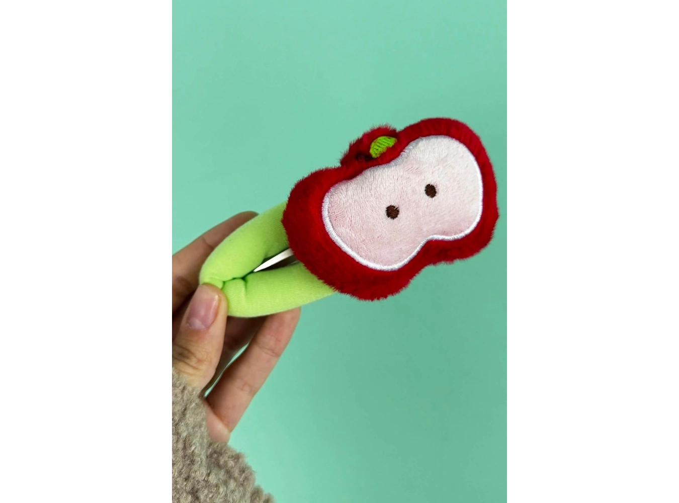 Kırmızı Ve Yeşil Renk Elma Figürlü Yan Toka