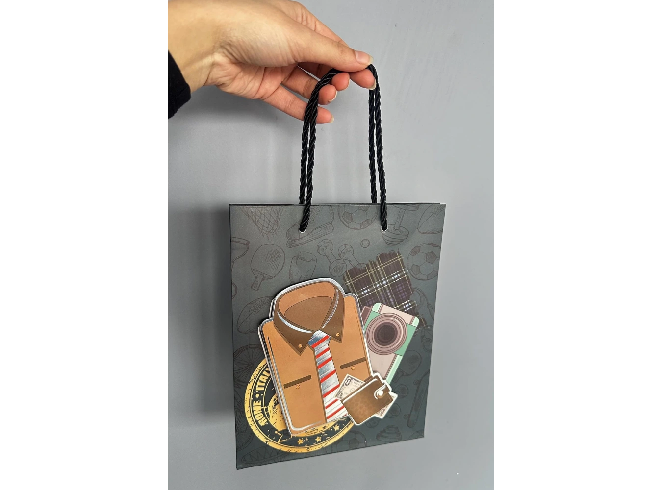 Koyu Gri Renk Gömlek Figürlü 3D Görünümlü Karton Çanta