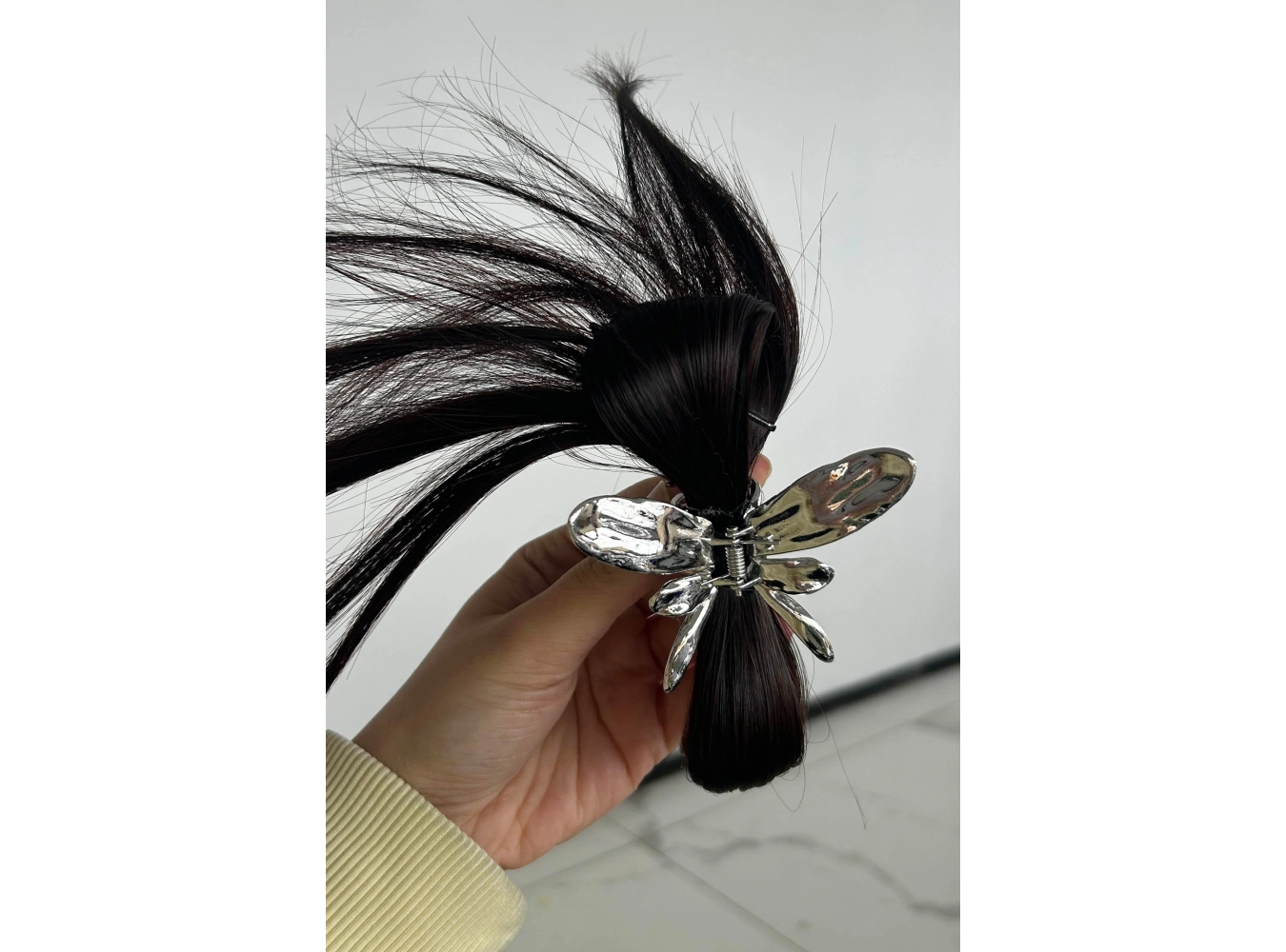 Koyu Kahve Renk Dağınık Topuz Efektli Saç Eklentisi Kelebek Figürlü Mandal Toka