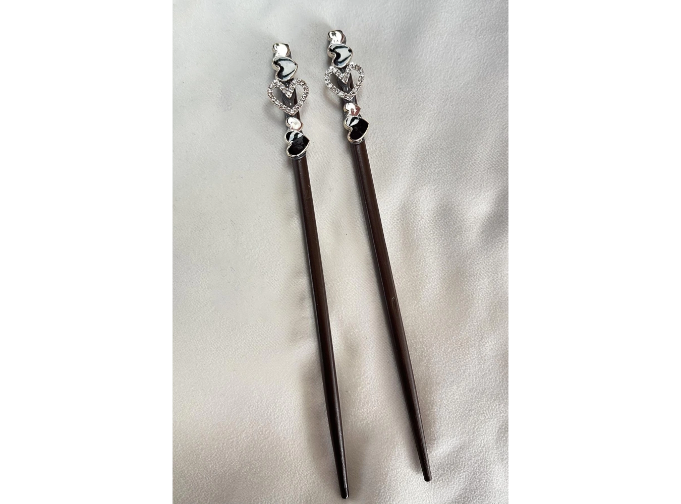 Koyu Kahve Renk Kalp Figürlü İkili Topuz Tokası/ Kalemi