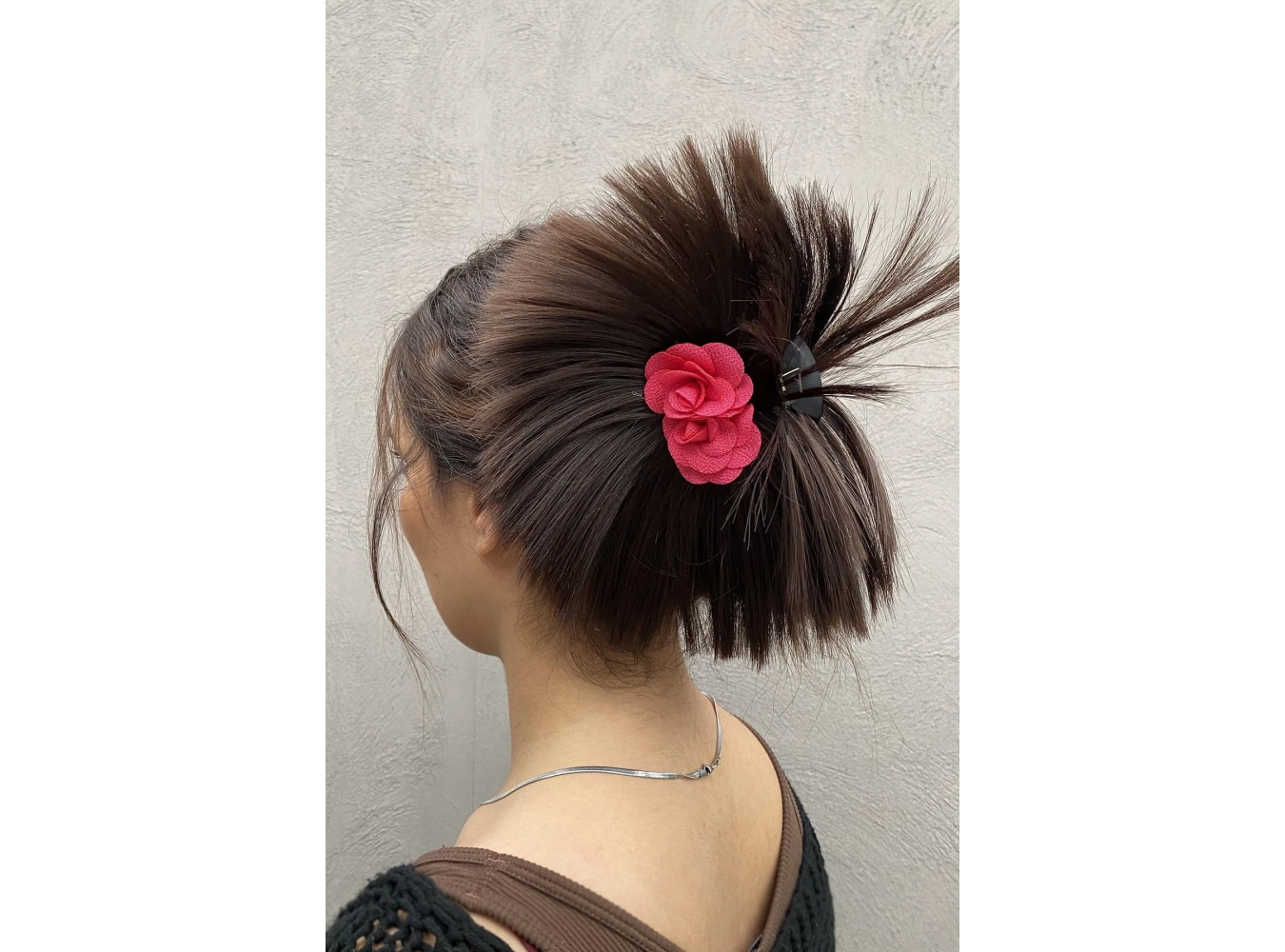 Koyu Kahve Renk Pembe Gül Detaylı Dağınık Topuz Efektli Mandal Toka