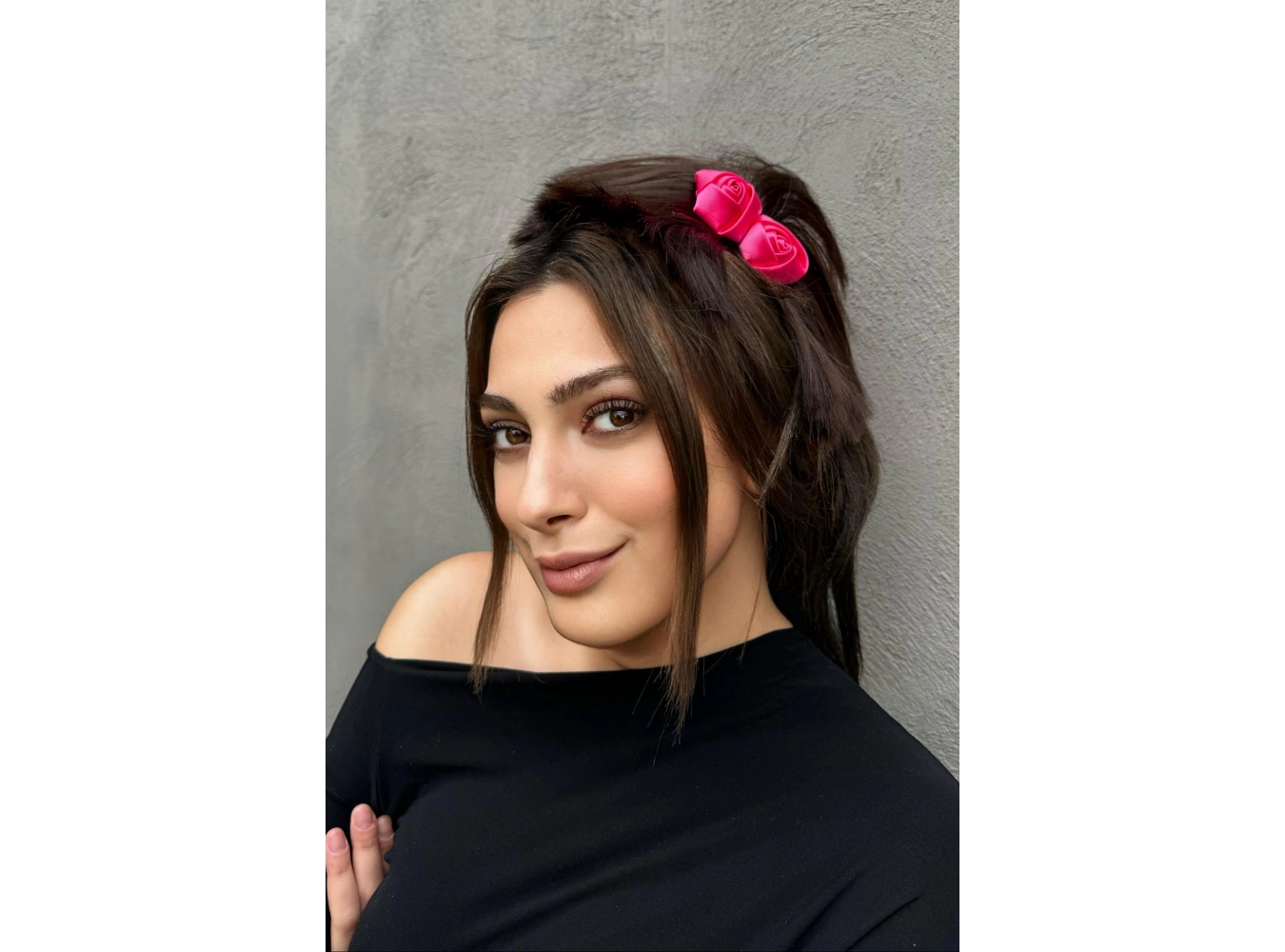 Koyu Kahve Renk Pembe Gül Detaylı Dağınık Topuz Efektli Mandal Toka