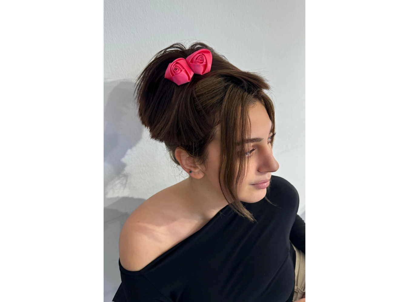 Koyu Kahve Renk Pembe Gül Detaylı Dağınık Topuz Efektli Mandal Toka