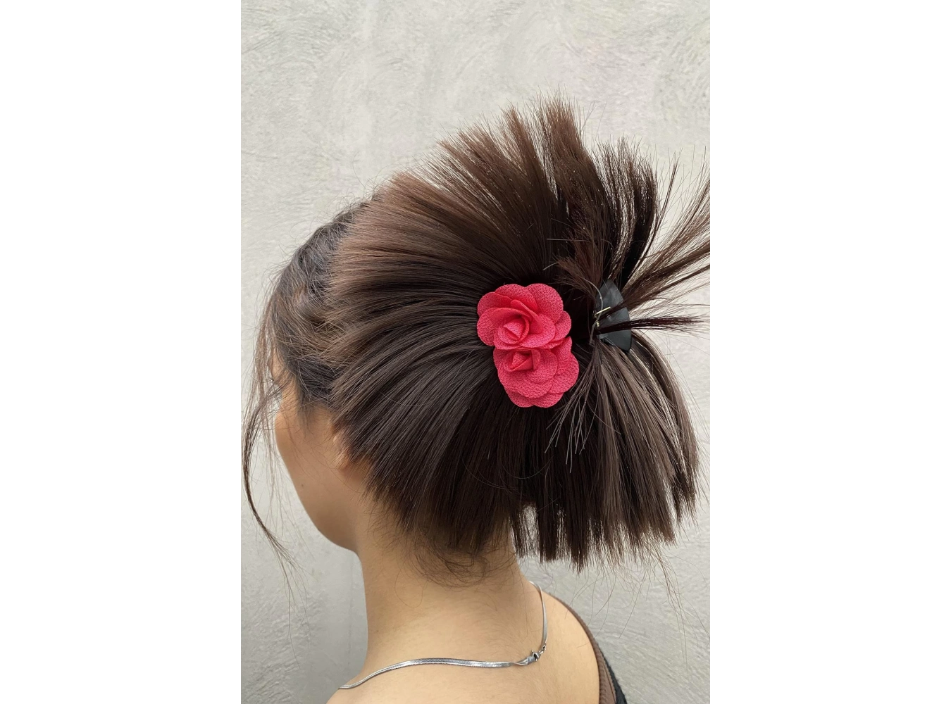 Koyu Kahve Renk Pembe Gül Detaylı Dağınık Topuz Efektli Mandal Toka