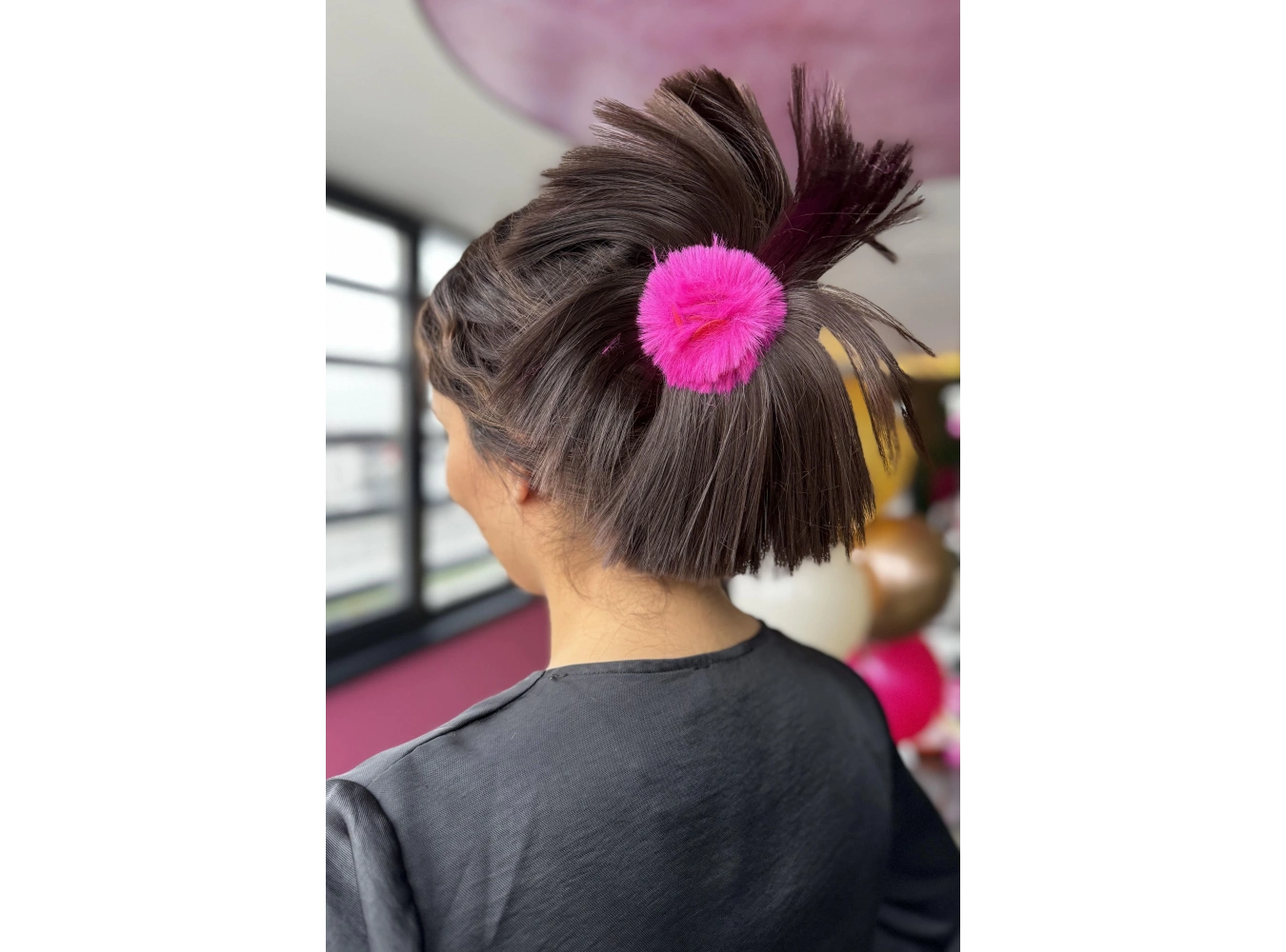 Koyu Kahve Renk Pembe Peluş Detaylı Dağınık Topuz Efektli Mandal Toka