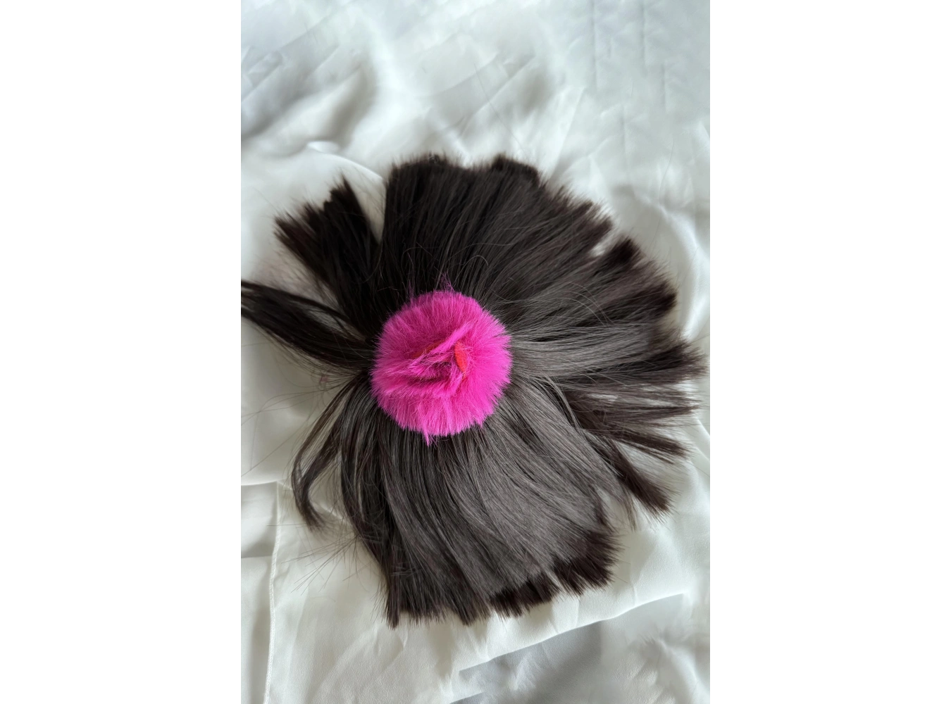 Koyu Kahve Renk Pembe Peluş Detaylı Dağınık Topuz Efektli Mandal Toka