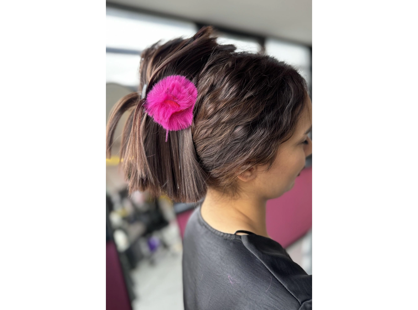 Koyu Kahve Renk Pembe Peluş Detaylı Dağınık Topuz Efektli Mandal Toka