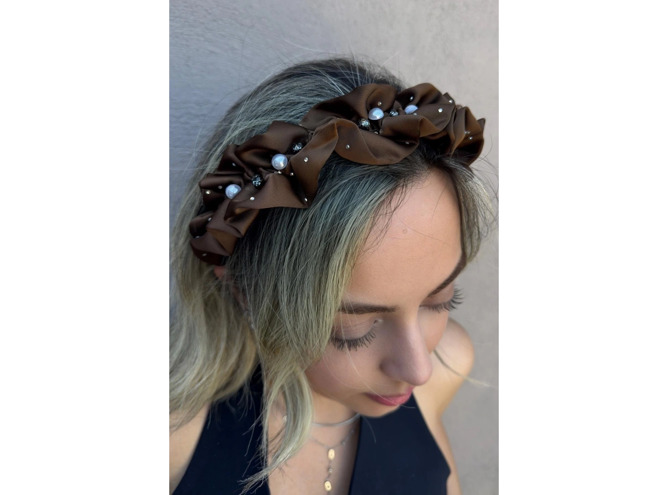 Koyu Kahve Renk Taş Ve İnci Detaylı Taç