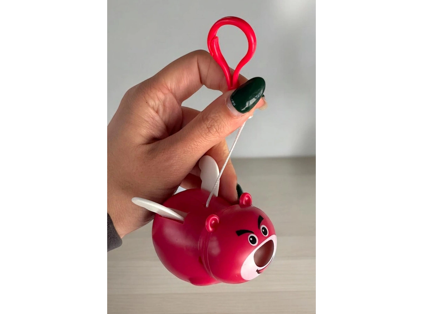 Koyu Pembe Renk Kanatları Oynayan Ayı Figürlü Anahtarlık