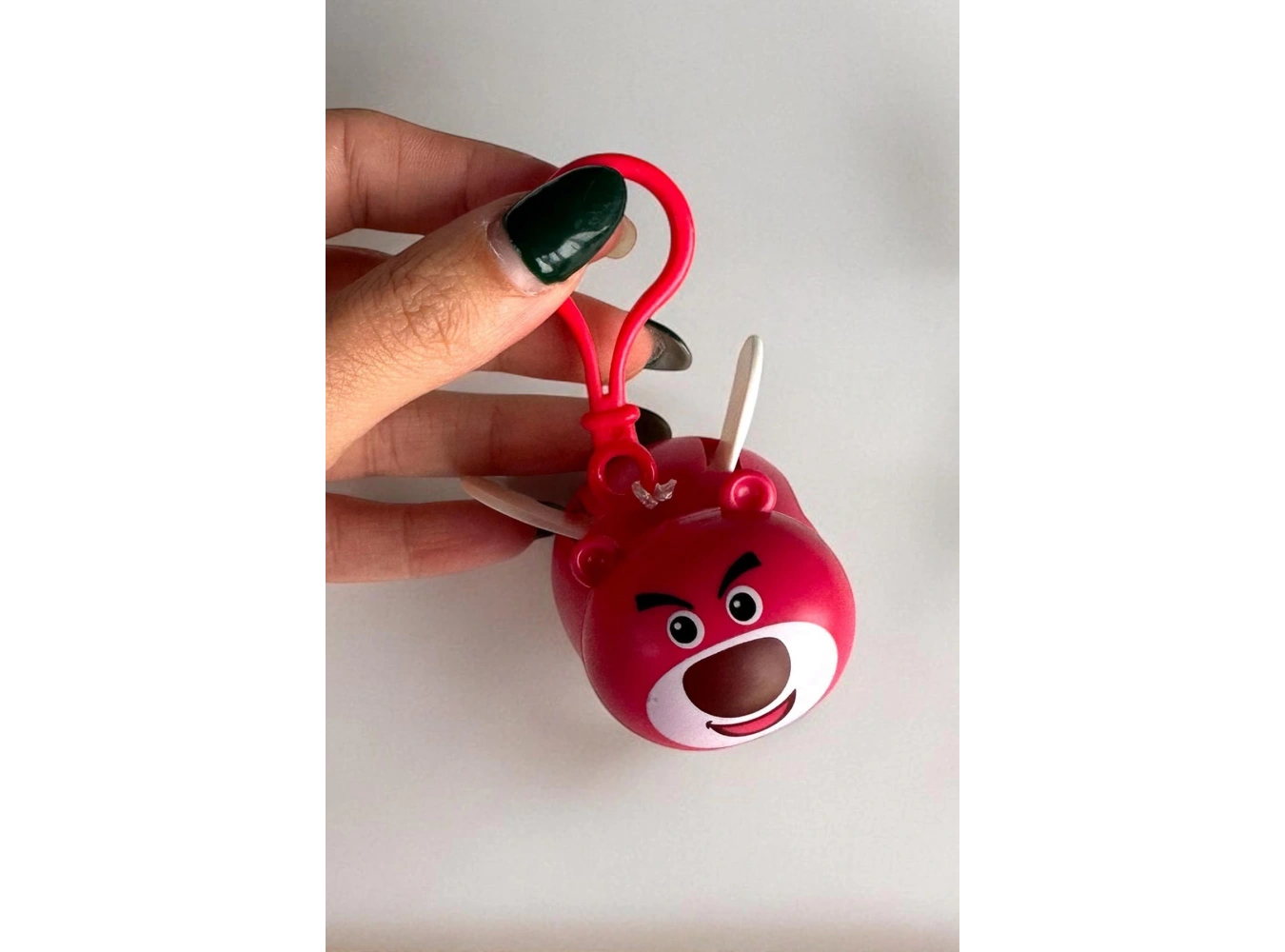 Koyu Pembe Renk Kanatları Oynayan Ayı Figürlü Anahtarlık