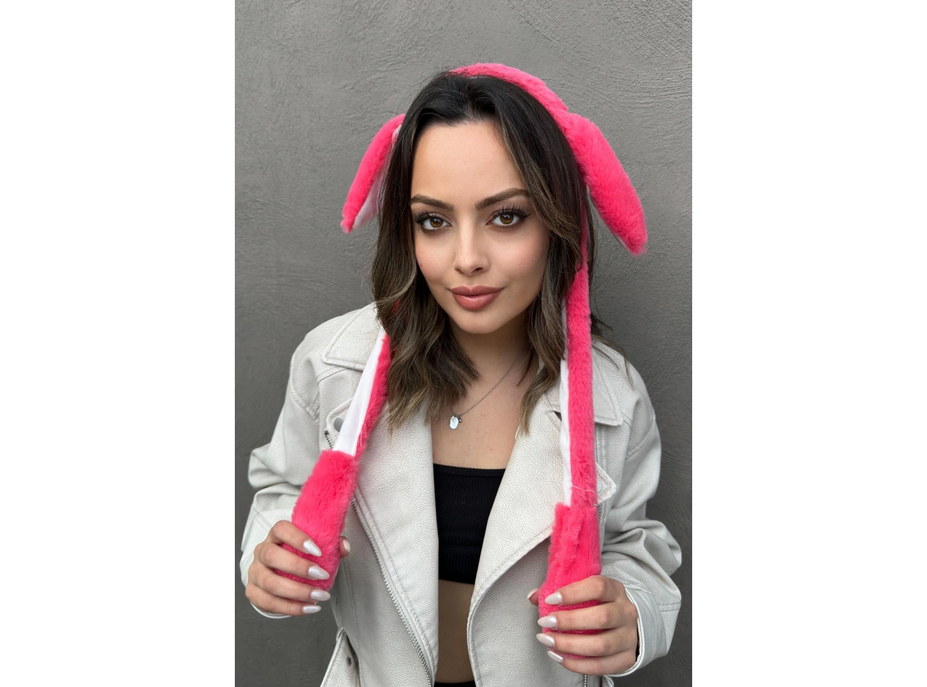 Koyu Pembe Renk Kulakları Oynayan Peluş Taç