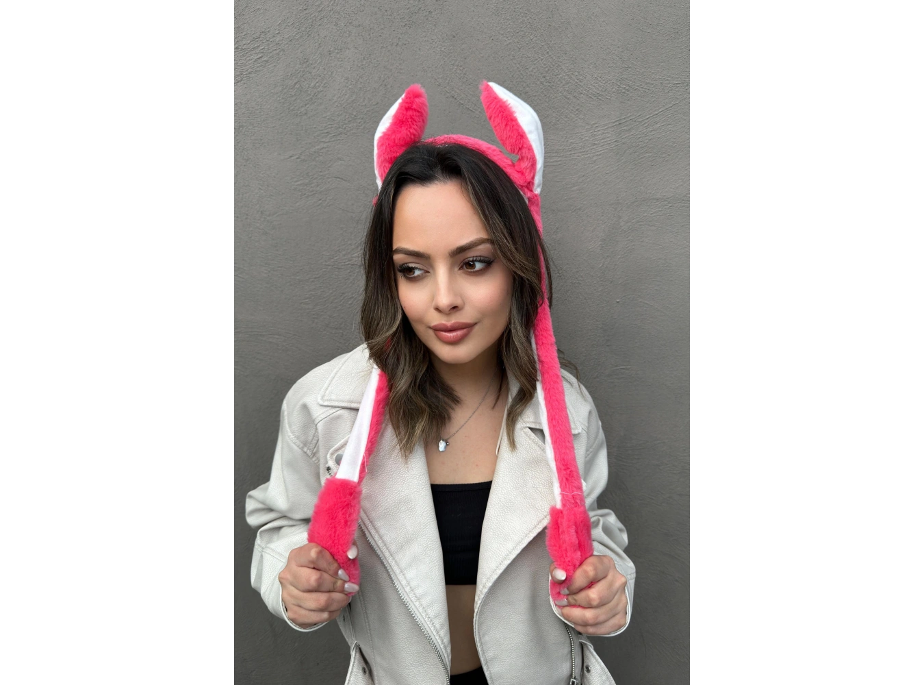 Koyu Pembe Renk Kulakları Oynayan Peluş Taç