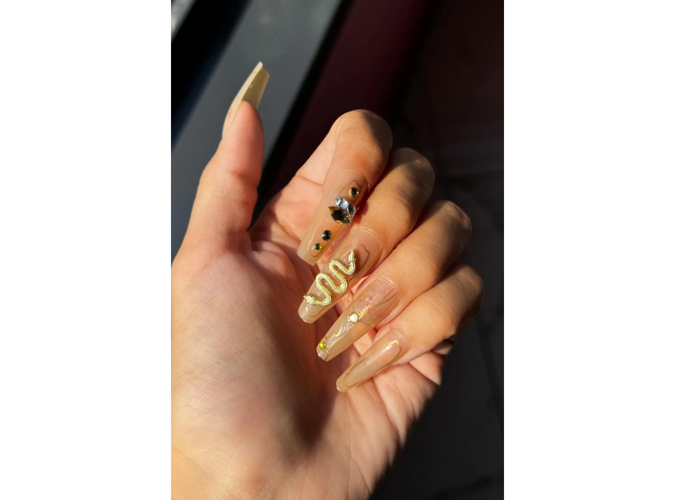 Krem Renk 24´lü Yılan Figürlü Taş Detaylı Takma Tırnak Seti