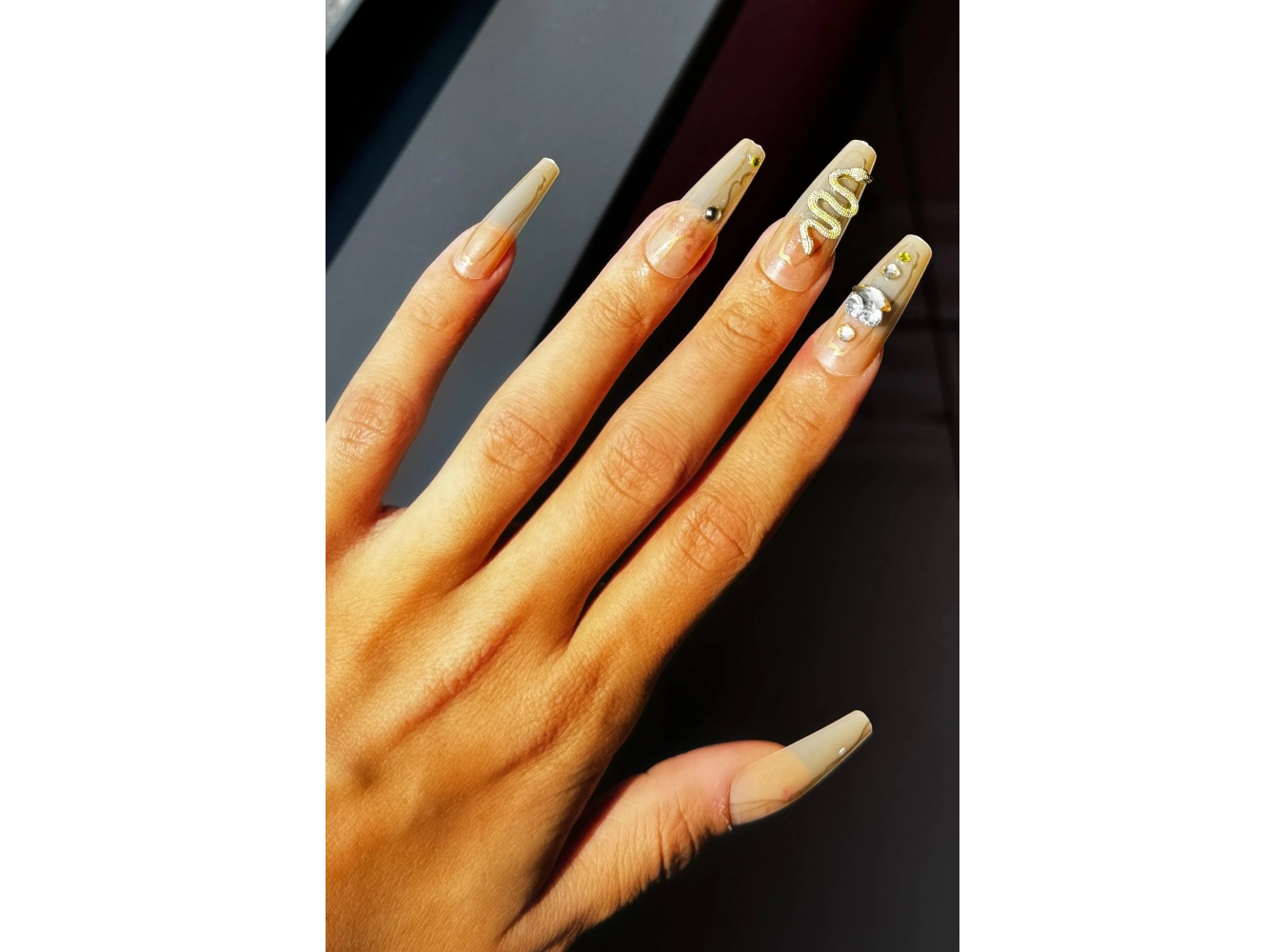 Krem Renk 24´lü Yılan Figürlü Taş Detaylı Takma Tırnak Seti