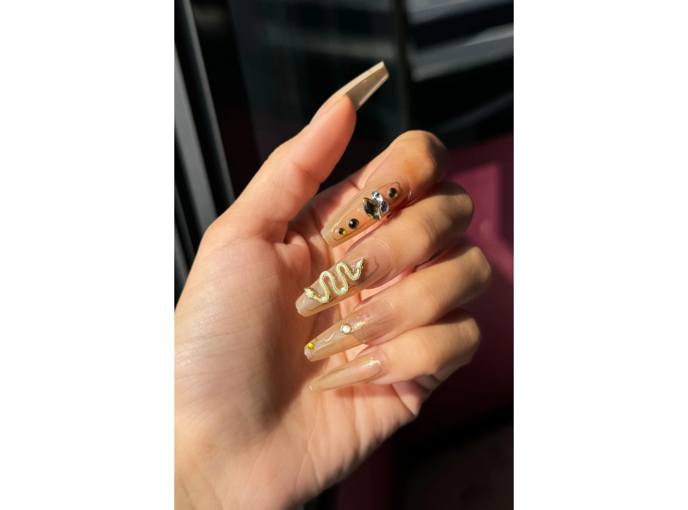 Krem Renk 24´lü Yılan Figürlü Taş Detaylı Takma Tırnak Seti