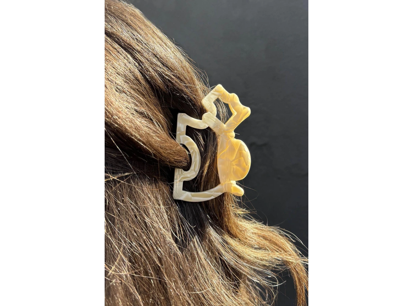 Krem Renk Agatha Köpek Figürlü Kemik Mandal Toka