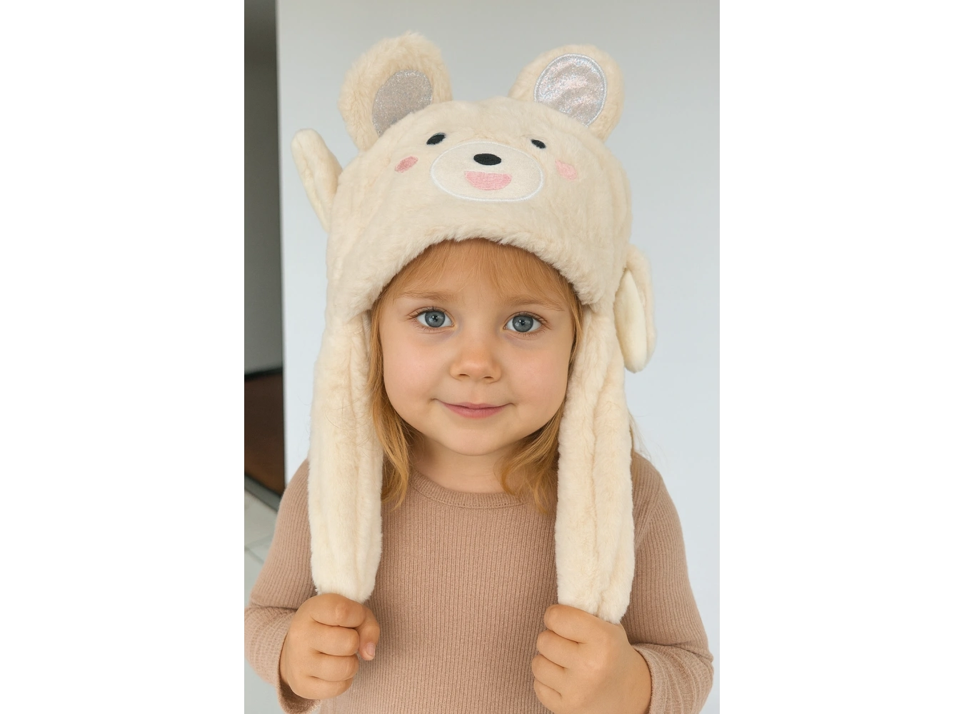 Krem Renk Ayıcık Figürlü Kulakları Oynayan Peluş Şapka