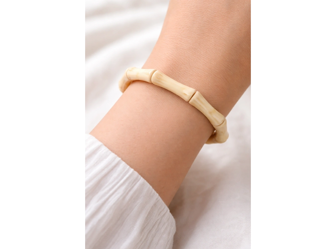 Krem Renk Boncuk Detaylı Bileklik