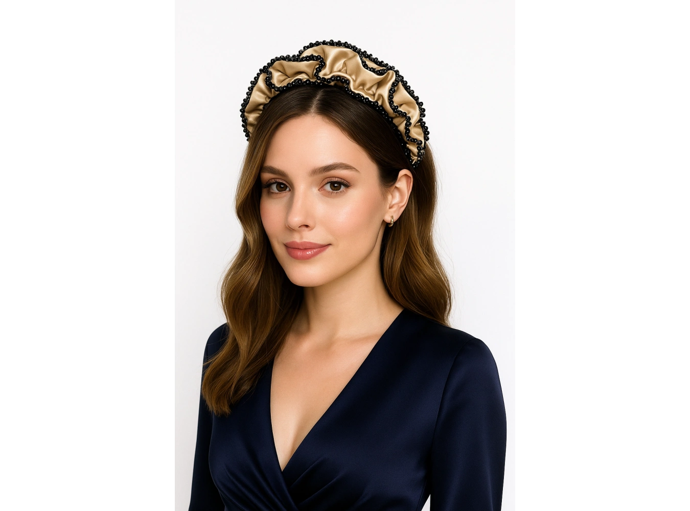 Krem Renk Boncuk Detaylı Taç