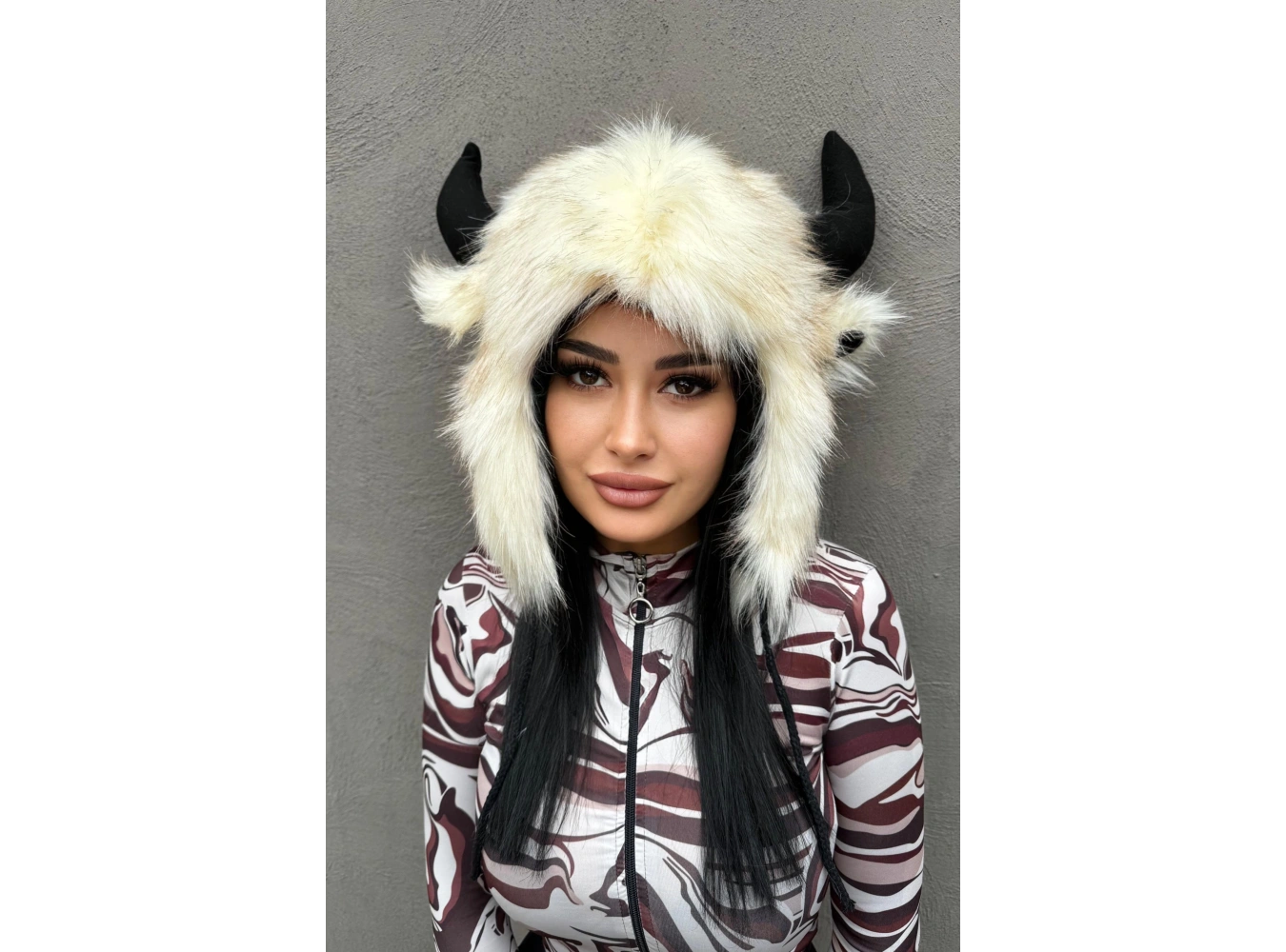 Krem Renk Boynuz Detaylı Peluş Şapka