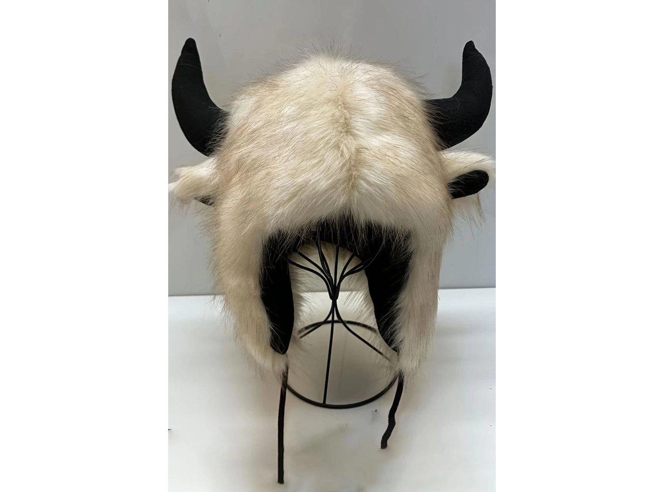 Krem Renk Boynuz Detaylı Peluş Şapka