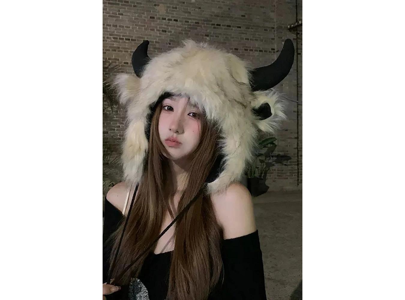 Krem Renk Boynuz Detaylı Peluş Şapka