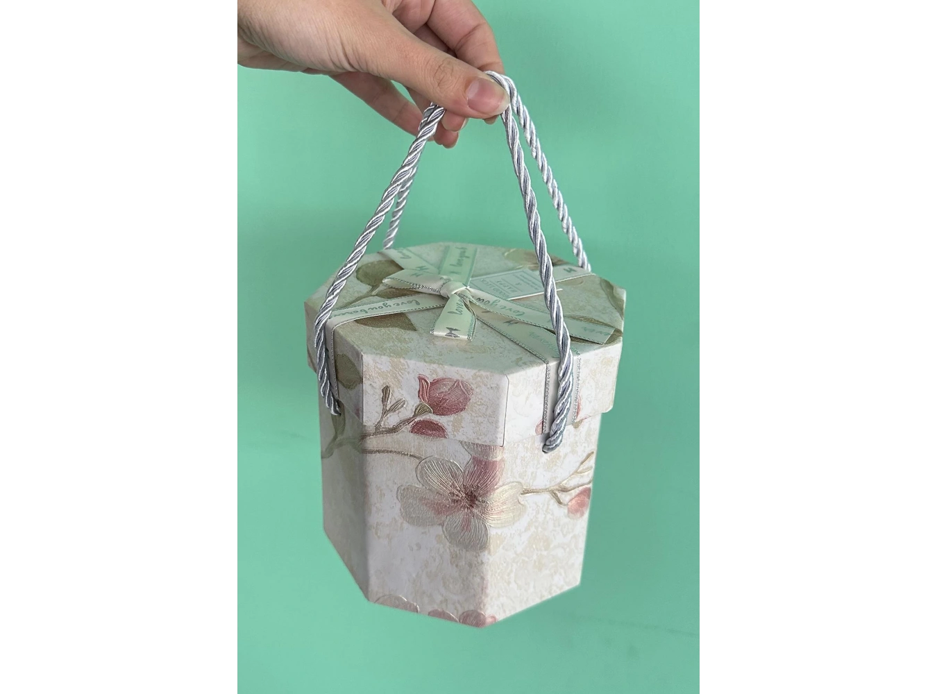 Krem Renk Çiçek Figürlü Kurdele Detaylı Hediye Kutusu