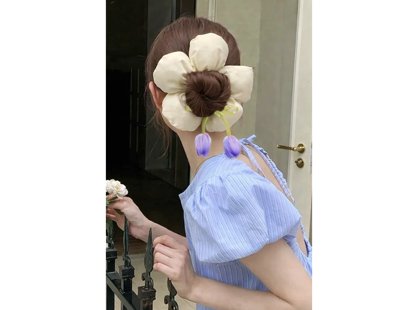 Krem Renk Çiçek Figürlü Sallantılı Simit Toka